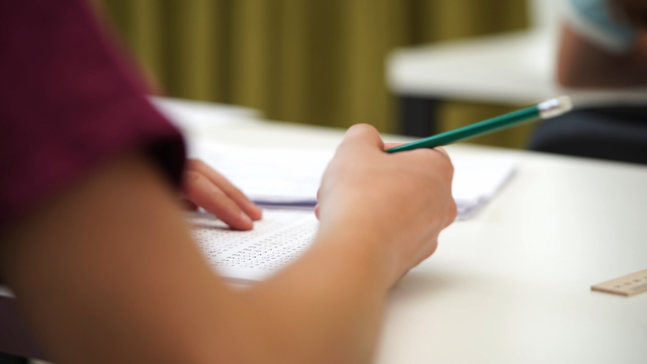 Učenik popunjava test tokom prijemnog ispita za srednju školu