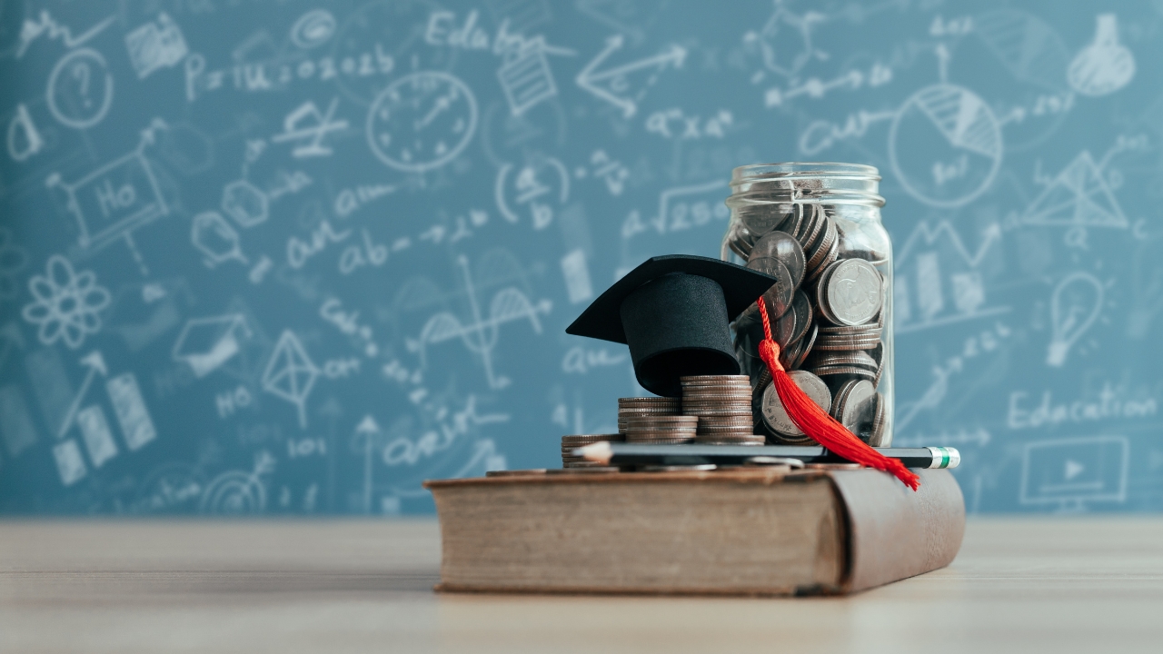 Knjiga, novac i studentska kapa kao simbol proseka i stipendije za studente