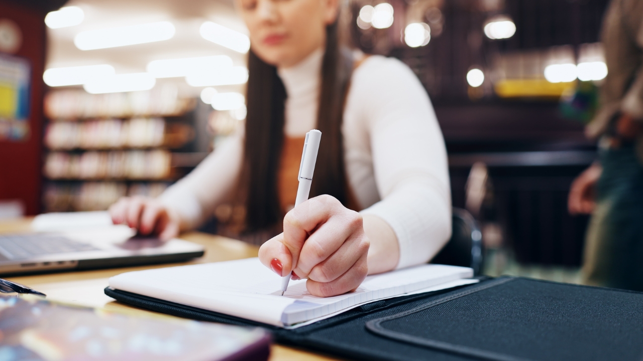 Studentkinja popunjava dokumentaciju za prijavu na stipendiju