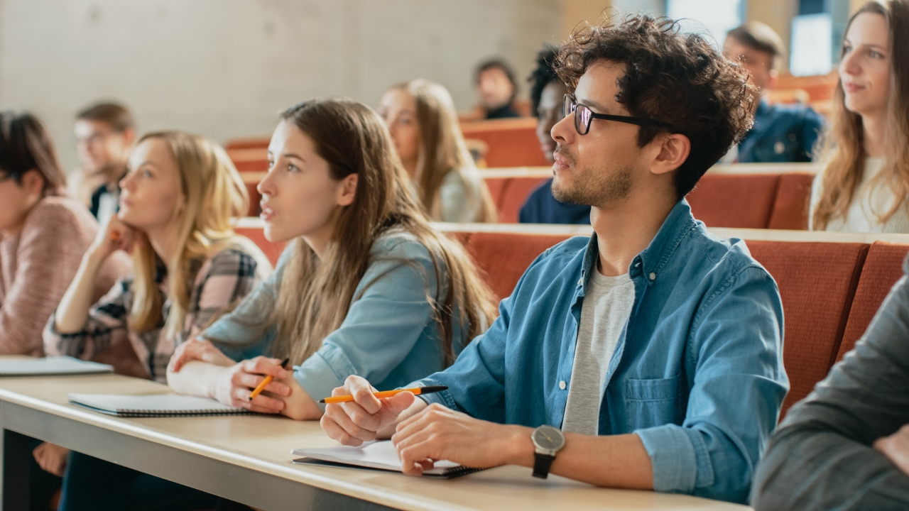 Studenti prate predavanje tokom prvih dana na fakultetu