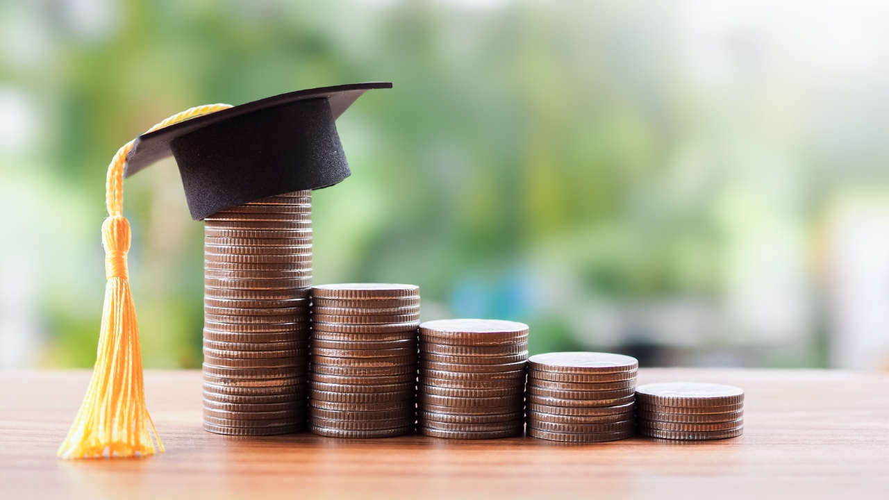Novčići i studentska kapa kao simbol studentskih i učeničkih stipendija