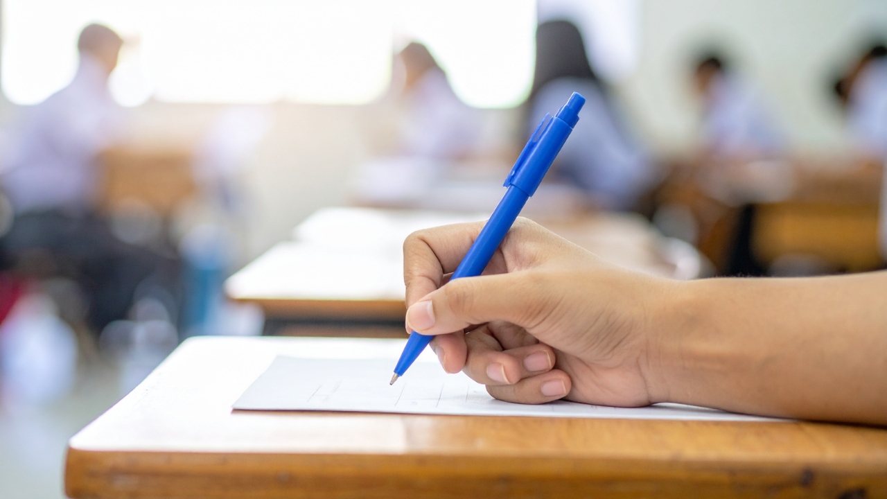 Učenik popunjava test tokom priprema za malu maturu