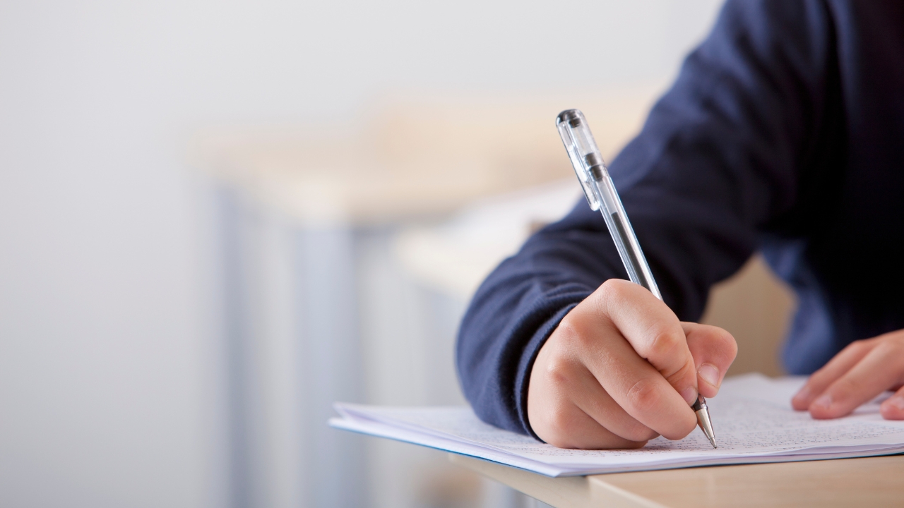 Učenik rešava test tokom završnog ispita za upis u srednju školu